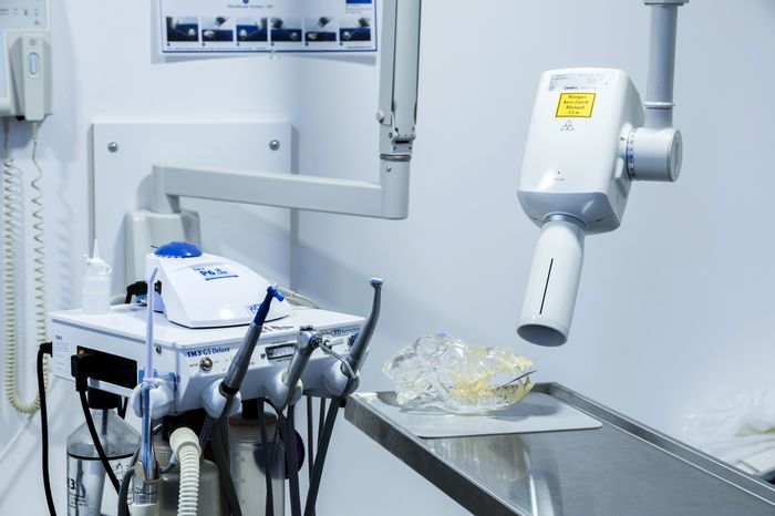 Dentaleinheit und Piezoscaler und Zahnröntgen